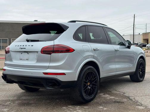 Rhodium Silver Metallic 2017 Porsche Cayenne Platinum Edition
