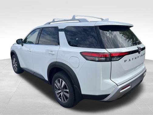 2025 Nissan Pathfinder SL FWD