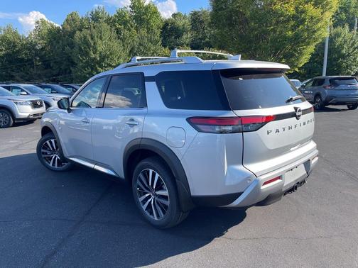 2025 Nissan Pathfinder Platinum FWD