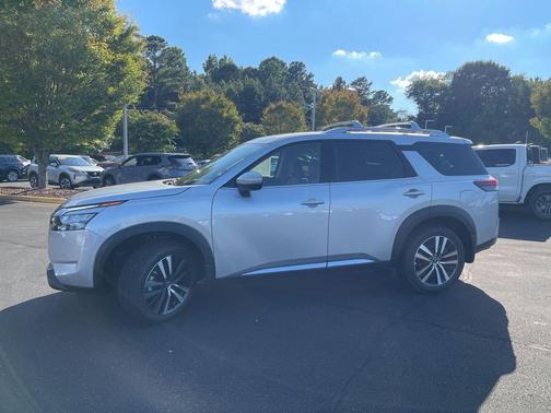 2025 Nissan Pathfinder Platinum FWD