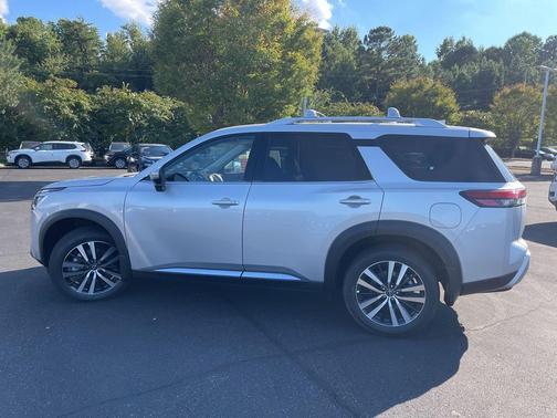 2025 Nissan Pathfinder Platinum FWD