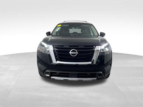 2025 Nissan Pathfinder SL FWD