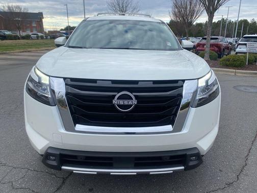 2023 Nissan Pathfinder SL FWD