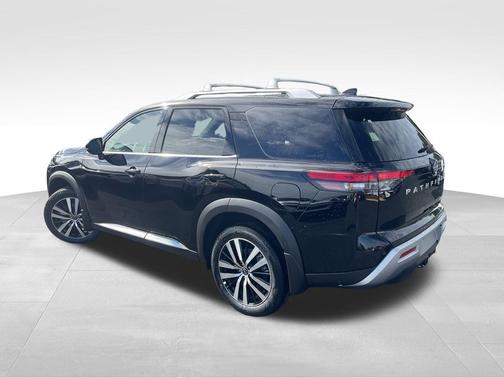 2025 Nissan Pathfinder Platinum FWD