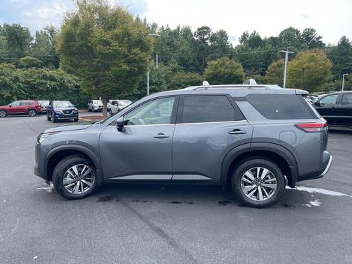 2025 Nissan Pathfinder SL 4WD