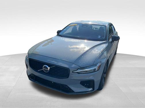 2024 Volvo S60 Recharge Plug-In Hybrid T8 Plus Dark Theme