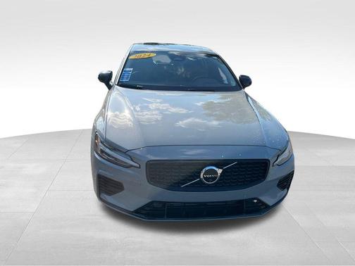 2024 Volvo S60 Recharge Plug-In Hybrid T8 Plus Dark Theme