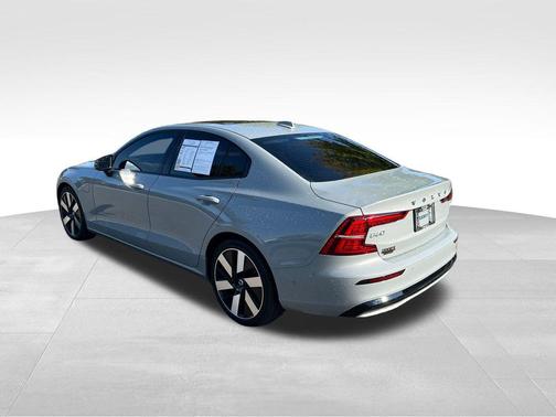 2024 Volvo S60 Recharge Plug-In Hybrid T8 Plus Dark Theme