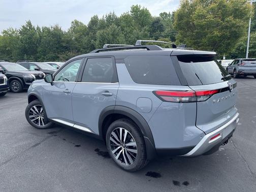 2025 Nissan Pathfinder Platinum FWD