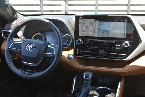 2022 Toyota Highlander Hybrid Platinum