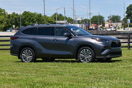 2022 Toyota Highlander Hybrid Platinum