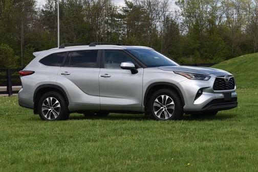 Celestial Silver Metallic 2023 Toyota Highlander XLE