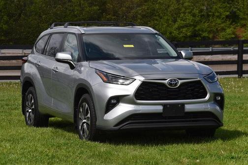 Celestial Silver Metallic 2023 Toyota Highlander XLE