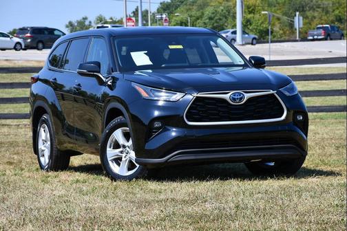 Midnight Black Metallic 2022 Toyota Highlander Hybrid LE
