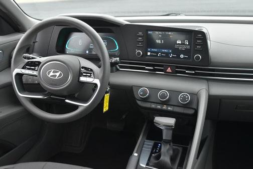 2024 Hyundai ELANTRA SE