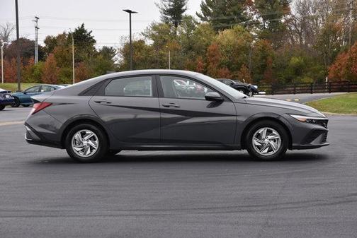 2024 Hyundai ELANTRA SE