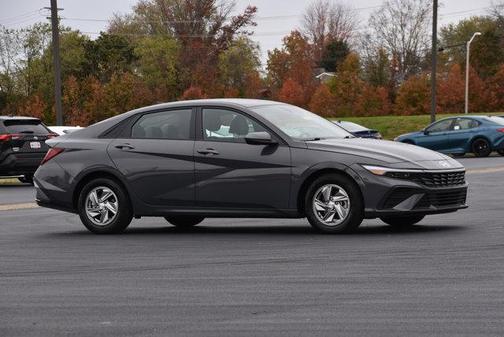 2024 Hyundai ELANTRA SE