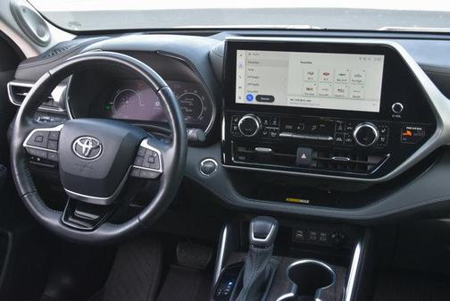 2023 Toyota Highlander Hybrid Platinum