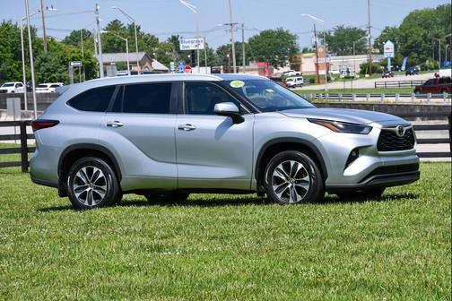 Celestial Silver Metallic 2025 Toyota Highlander XLE