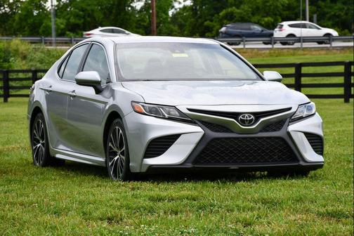 Celestial Silver Metallic 2018 Toyota Camry SE