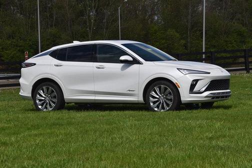 White Frost Tricoat 2025 Buick Envista Avenir FWD