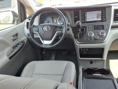 2018 Toyota Sienna XLE
