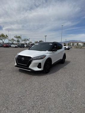Aspen White / Super Black 2023 Nissan Kicks SR