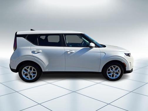 Snow White Pearl 2023 Kia Soul LX