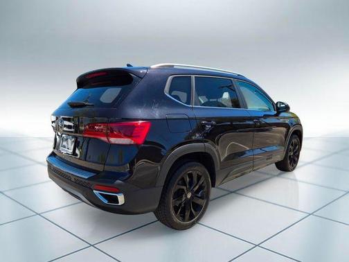 Deep Black Pearl Effect 2023 Volkswagen Taos 1.5T SE