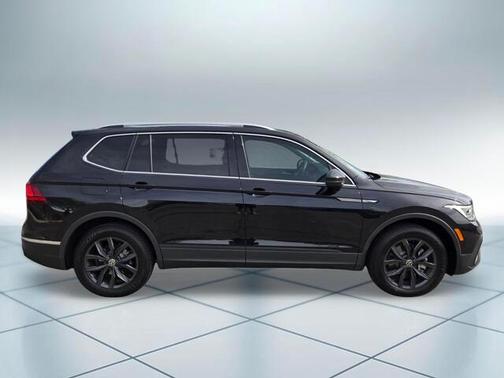 Deep Black Pearl Effect 2024 Volkswagen Tiguan 2.0T SE