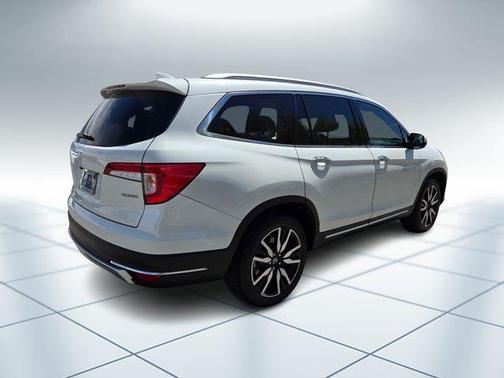 Platinum White Pearl 2022 Honda Pilot Touring 8-Passenger
