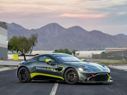 2022 Aston Martin Vantage GT8R