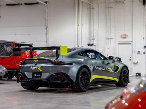2022 Aston Martin Vantage GT8R