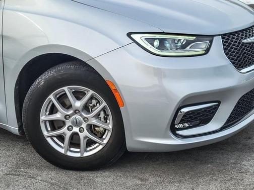 2024 Chrysler Pacifica Touring-L