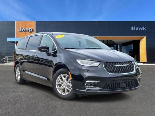 Diamond Black 2025 Chrysler Pacifica Select
