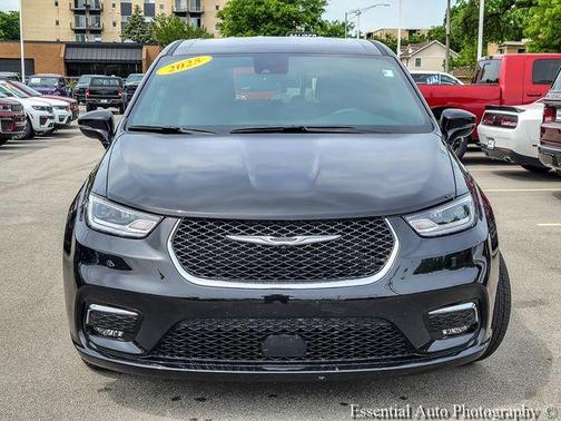 Diamond Black 2025 Chrysler Pacifica Select