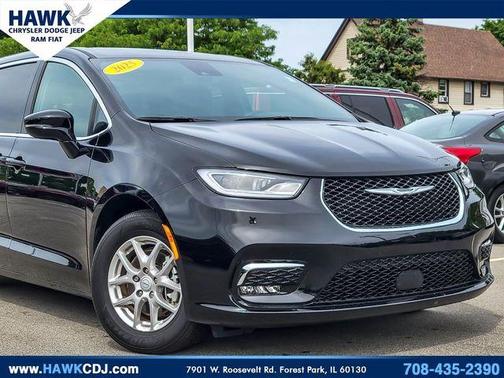 Diamond Black 2025 Chrysler Pacifica Select