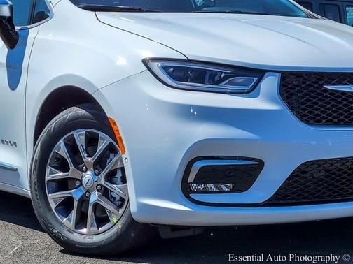 2025 Chrysler Pacifica Hybrid Pinnacle