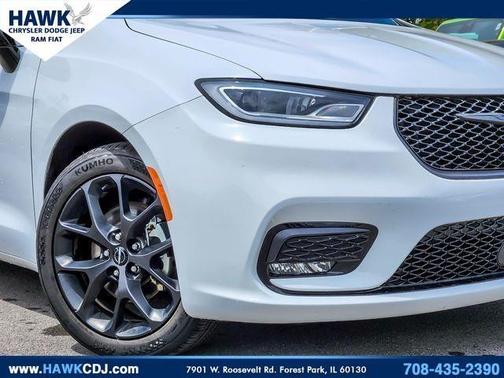 Bright White Clearcoat 2025 Chrysler Pacifica Limited