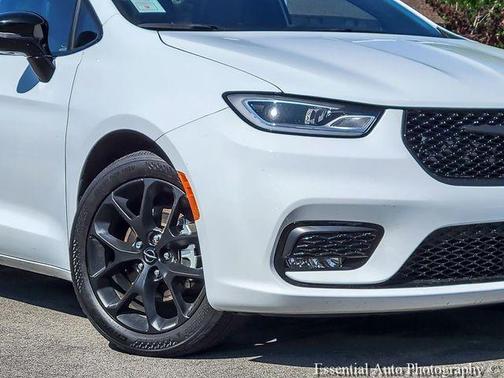 Bright White Clearcoat 2025 Chrysler Pacifica Limited