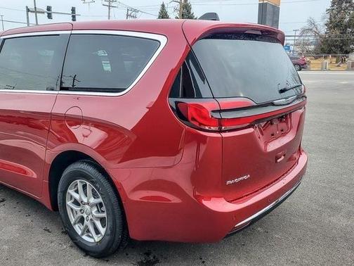 2026 Chrysler Pacifica Select
