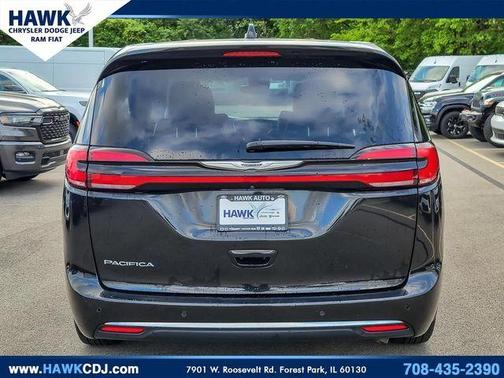 Brilliant Black Crystal Pearlcoat 2023 Chrysler Pacifica Touring-L
