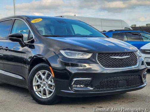 Brilliant Black Crystal Pearlcoat 2023 Chrysler Pacifica Touring-L
