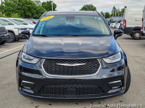 Brilliant Black Crystal Pearlcoat 2023 Chrysler Pacifica Touring-L