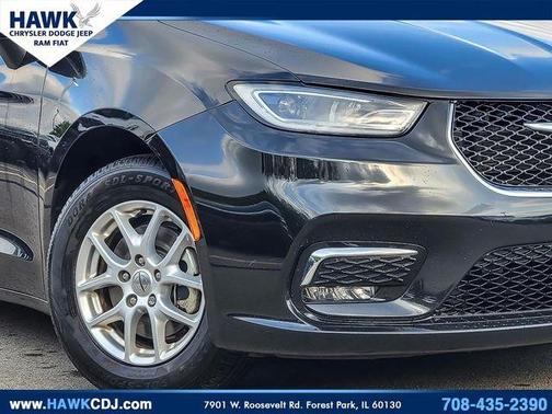 Brilliant Black Crystal Pearlcoat 2023 Chrysler Pacifica Touring-L