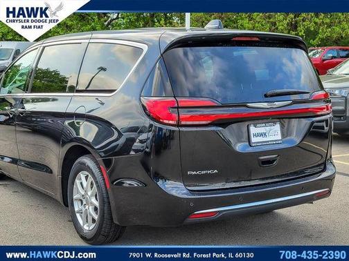 Brilliant Black Crystal Pearlcoat 2023 Chrysler Pacifica Touring-L