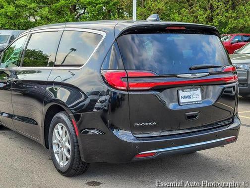Brilliant Black Crystal Pearlcoat 2023 Chrysler Pacifica Touring-L