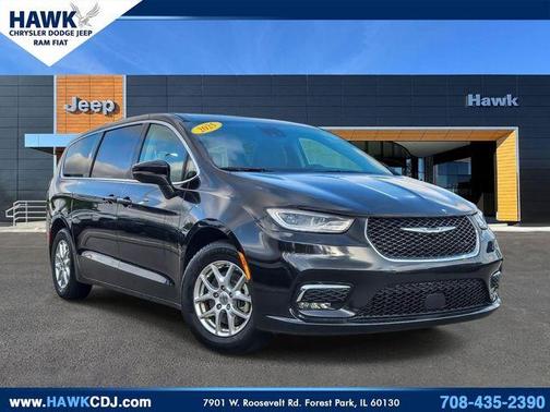 Brilliant Black Crystal Pearlcoat 2023 Chrysler Pacifica Touring-L