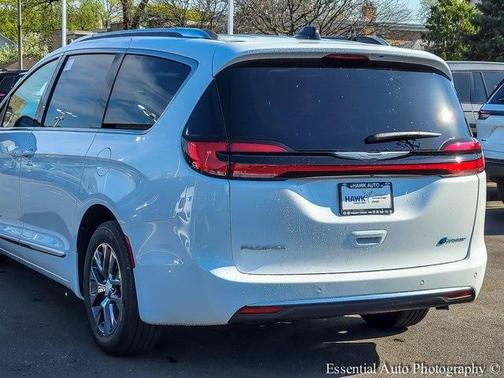 2025 Chrysler Pacifica Hybrid Pinnacle