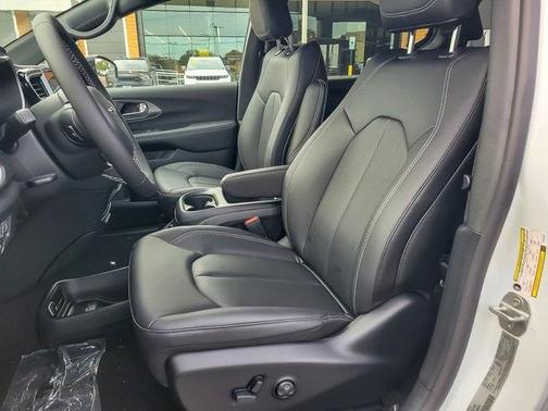 2026 Chrysler Pacifica Hybrid Select